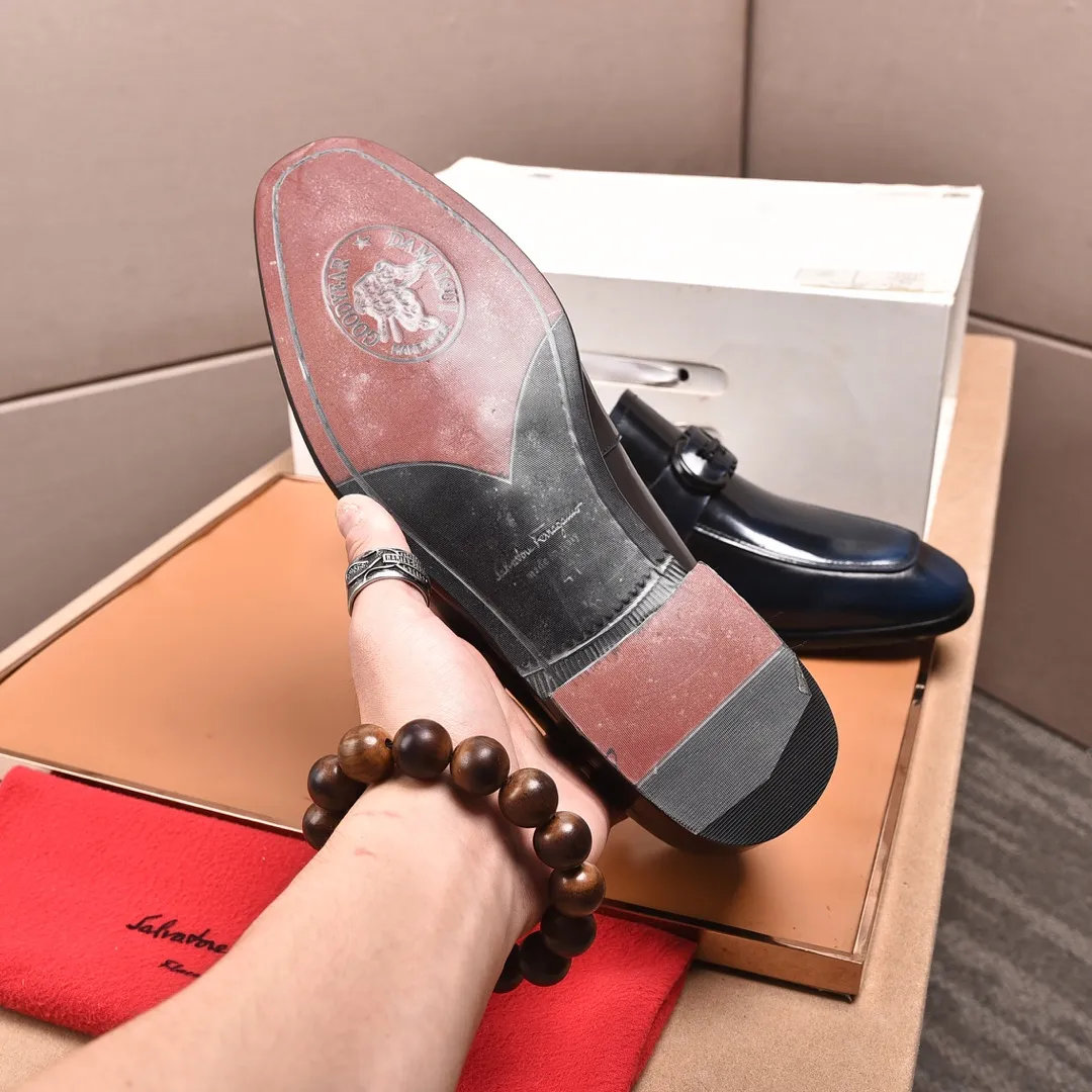 Men's shoes 💰540📛📛 (water-dyed cow lining) Salvatore Ferragamo high-end (Salvatore Ferragamo) is the world's top luxury footwear brand, coming from the fashion kingdom of Italy. It is famous all over the world for its traditional handmade design and novel styles... 🚶🏻🚶🏻New suit shoes are available simultaneously at the counter. This model is made of pure handmade imported Italian calfskin ➕soft water-dyed cowhide lining Original authentic outsole🌀🌀Size: 38➖44.